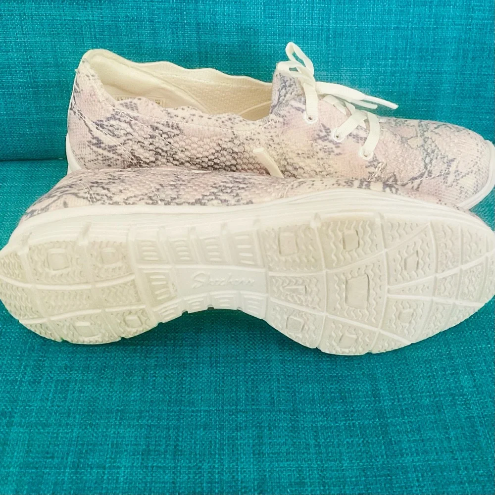 Women’s Sketchers Mem/Foam Fit Sneaker Cream/Pink/Grey Snake Pattern Slip On 5.5